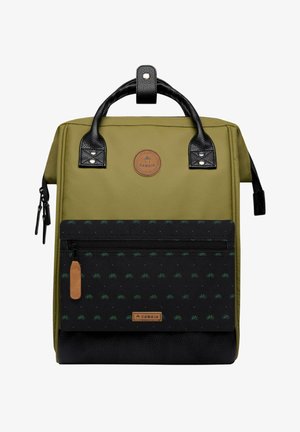 Sac à dos en tissu vert olive avec des accents en cuir noir. Il dispose d'une poche zippée à l'avant avec un motif de bicyclette et un patch logo.