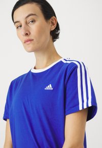 adidas Sportswear ESSENTIALS 3 STRIPES  - Potiskana majica - semi lucid blue/white