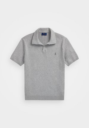 Grå kortermet polo skjorte med ribbestrikket tekstur, en klassisk krage, og en blå brodert logo på venstre bryst.