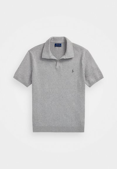 Grijze polo met korte mouwen, ribbeltextuur, een klassieke kraag en een blauw geborduurd logo op de linkerkant van de borst.