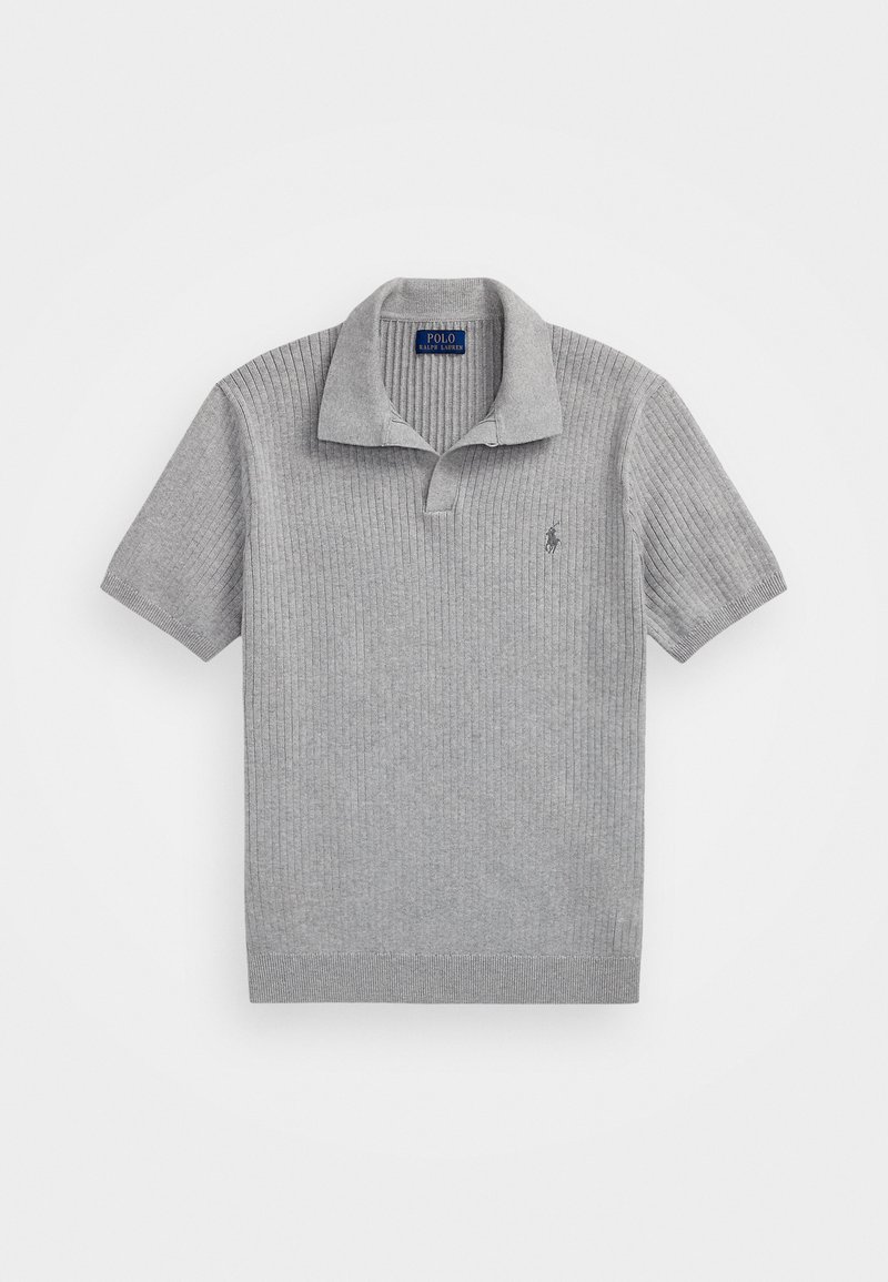 Grå kortærmet polo skjorte med ribbet tekstur, en klassisk krave og et blåt broderet logo på venstre bryst.