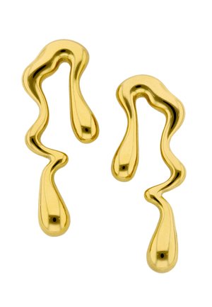 Asymmetriske øreringe i guldfarvet metal med uregelmæssige, bølgede og abstrakte former, reflekterende polerede overflader.