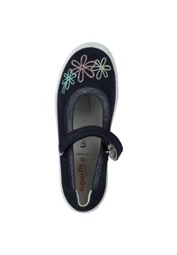 Marine stoffen schoen met een klittenbandsluiting, voorzien van kleurrijke bloemenborduursels in roze en groen. Zachte zool met een witte rand.