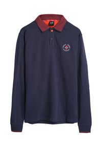 Marineblauw poloshirt met lange mouwen en een rode kraag, met een rond logo op de borst en contrasterende rode accenten op de manchetten.