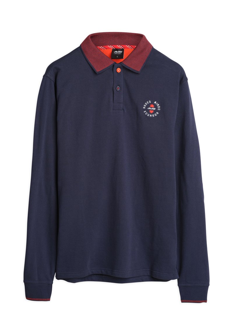 Marineblauw poloshirt met lange mouwen en een rode kraag, met een rond logo op de borst en contrasterende rode accenten op de manchetten.