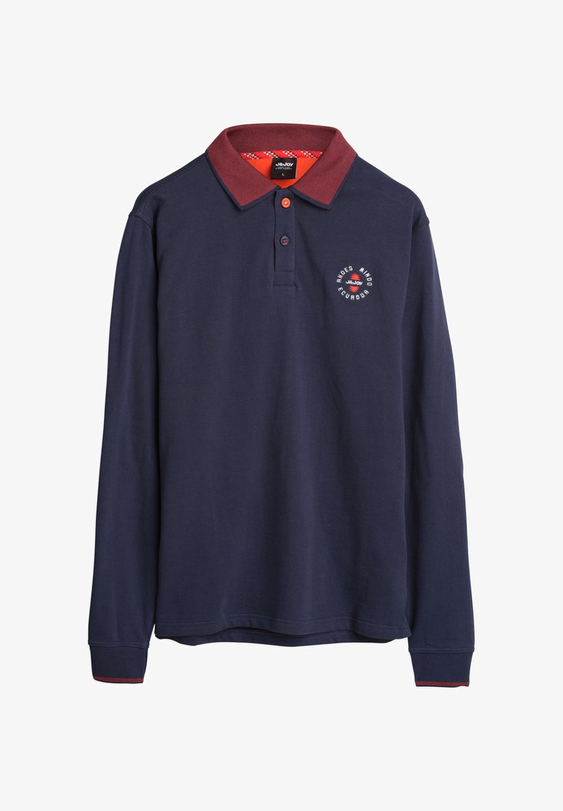 Marineblauw poloshirt met lange mouwen en een rode kraag, met een rond logo op de borst en contrasterende rode accenten op de manchetten.