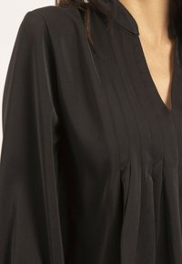Dona x Lisa PLISSÉE OANA - Blouse - noir