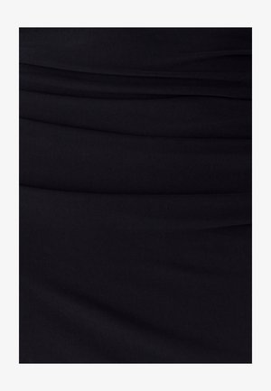 Čierna látka s textúrovaným povrchom, s navoľnenými záhybmi vytvárajúcimi jemný vlnitý vzor. Materiál sa zdá byť ľahký a elastický.