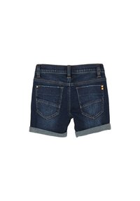 Shorts in denim blu scuro con orlo arrotolato, dotati di due tasche posteriori con cuciture eleganti e dettagli in ferro.