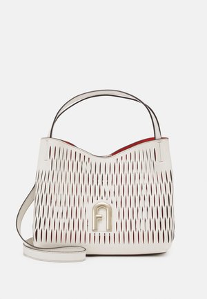 Borsa in pelle bianca con motivo a intaglio, interno rosso e parte superiore arrotondata. Presenta una tracolla removibile e un accento in metallo con logo.