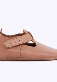 Jasnobrązowy skórzany bucik dla dziecka z regulowanym zapięciem na rzepy i miękką podeszwą dla pierwszych kroków.