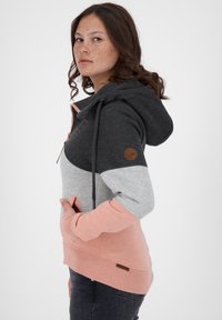 Felpa con cappuccio in color block grigio, rosa e nero. Presenta una tasca a marsupio e un tessuto testurizzato; include una toppa con logo sulla manica.