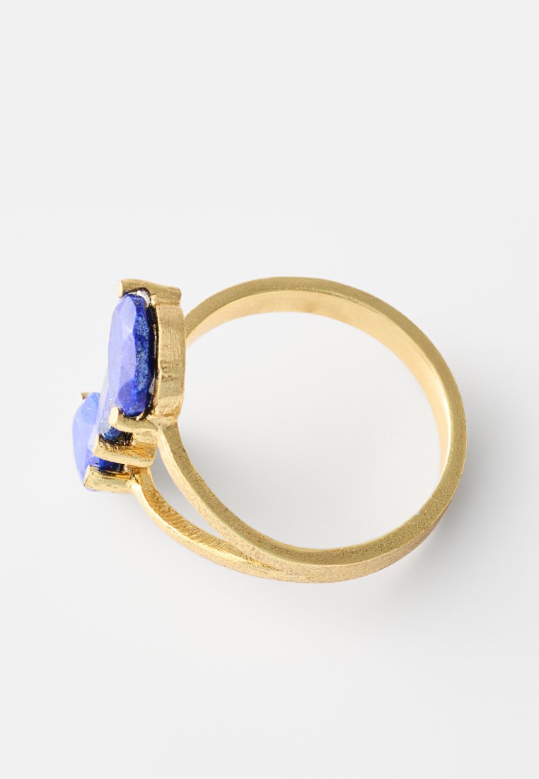 Goldfarbener Ring mit drei facettierten blauen Steinen, die in einem einzigartigen, ineinandergreifenden Design eingefasst sind. Glatter Band mit strukturierter Oberfläche.