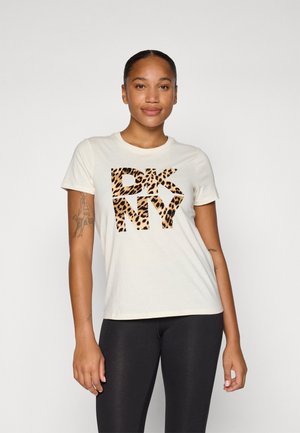 NEW YORK STACKED ANIMAL PRINT FLOCKING LOGO SHORT SLEEVE RELAXED FIT CREW NECK - T-Shirt print - eggnog/black/whiskey