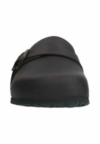 Bruine klompen met een gladde leren bovenkant en een brede band met een metalen gesp. Dikke zwarte rubberen zool biedt grip.