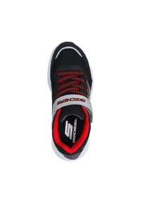 Schwarzer und roter Skechers Sneaker mit Mesh-Obermaterial, elastischen Schnürsenkeln und grauem Klettverschlussriemen von oben auf weißem Hintergrund betrachtet.