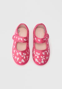 Pantofi Mary Jane din material roz, cu un model floral la fundă, vârful rotund, curea cu Velcro și branț moale pentru confort.
