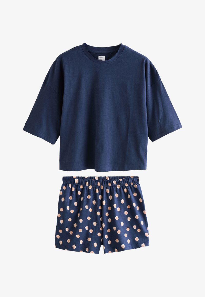 T-shirt bleu marine à manches courtes associé à un short bleu marine à taille élastique avec un motif à pois roses clairs dispersés.