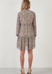 LELA REGULAR FIT - Päevakleit - leopard
