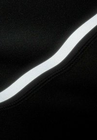 Zwarte stof met een gladde textuur, voorzien van een gebogen witte streep die contrasteert met de achtergrond en het ontwerp benadrukt.