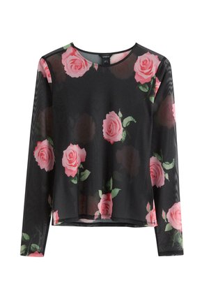 Top lungo a maniche sheer nere con motivo floreale di rose rosa e foglie verdi, scollo rotondo e orlo leggermente cropped.