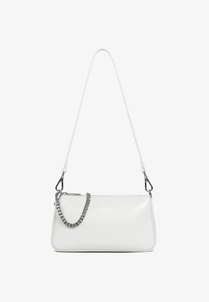 Borsa a tracolla in pelle bianca con una forma rettangolare elegante, caratterizzata da un accento a catena e da una tracolla removibile. Dettagli in metallo semplici.