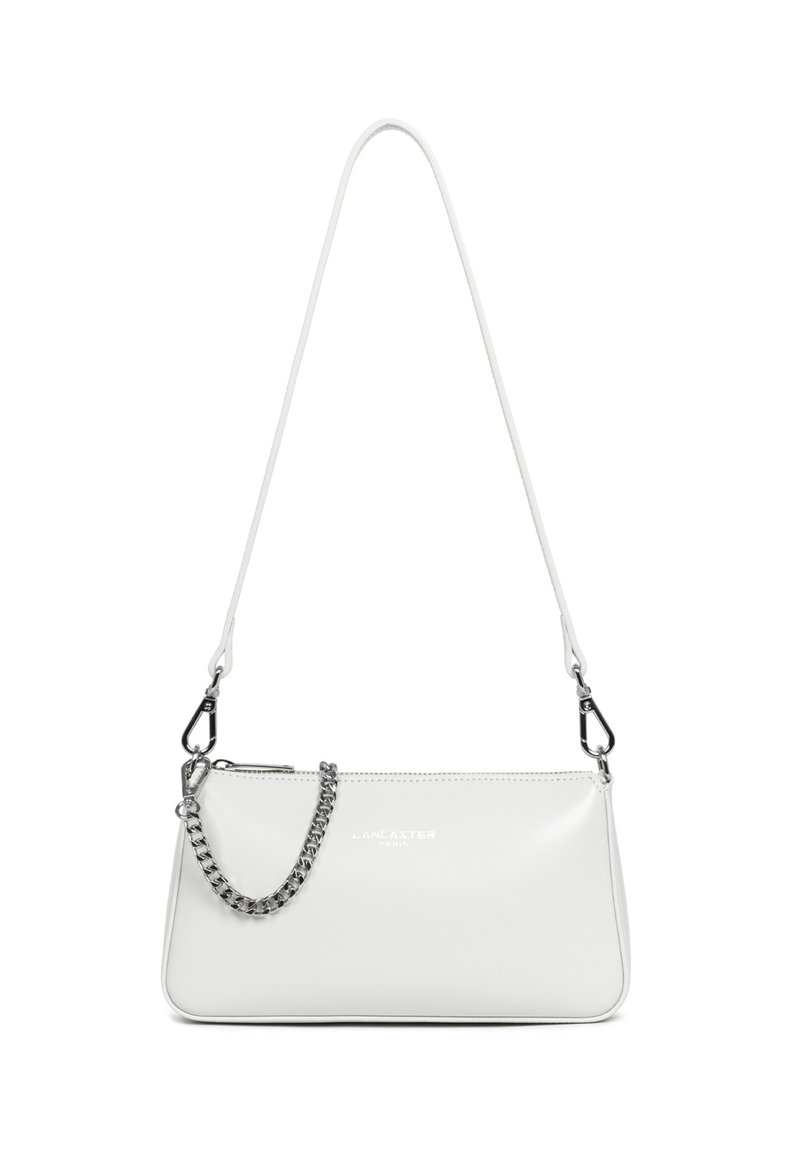 Borsa a tracolla in pelle bianca con una forma rettangolare elegante, caratterizzata da un accento a catena e da una tracolla removibile. Dettagli in metallo semplici.
