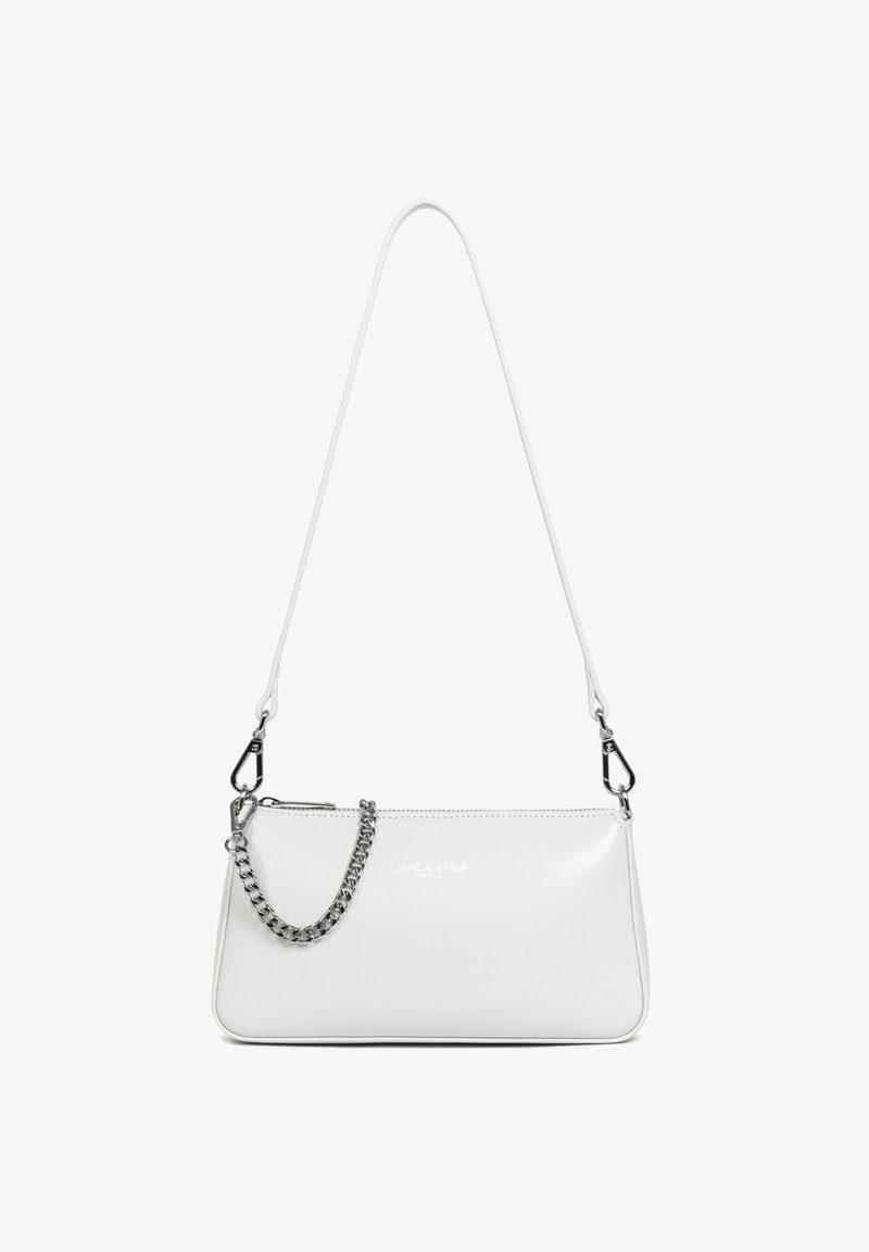 Borsa a tracolla in pelle bianca con una forma rettangolare elegante, caratterizzata da un accento a catena e da una tracolla removibile. Dettagli in metallo semplici.
