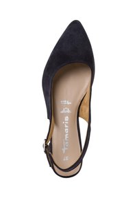 Zapato de tacón alto negro de ante con punta afilada, diseño tipo slingback y plantilla beige. Presenta un logo plateado en la plantilla.