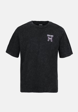 T-shirt nera in cotone con vestibilità rilassata, caratterizzata da una texture consumata e un grafiche con una farfalla "LEGACY" viola sul davanti.