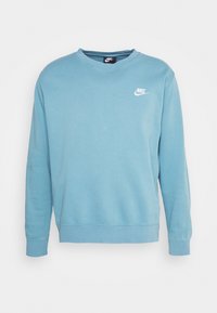 Světle modrá mikina Nike s kulatým výstřihem, dlouhými rukávy, žebrovanými manžetami a malým bílým logem na hrudi. Měkký bavlněný směsový materiál.