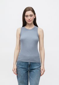 Szary, bezrękawnikowy top na ramiączkach z prążkowanego materiału, o okrągłym dekolcie, zestawiony z niebieskimi dżinsami, cechujący się dopasowanym krojem i gładką fakturą tkaniny.