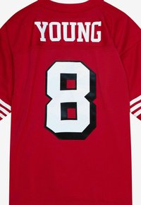 Rotes Sporttrikot mit weißen Streifen an den Ärmeln, weißer Nummer 8 mit schwarzem Rand und "YOUNG" in weißen Buchstaben am oberen Rücken.