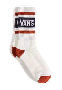 Valkoiset crew-sukat, joissa on punaisia ja tummansinisiä raitoja, sekä näkyvä Vans-logo. Varpaat ja kantapää ovat kirkkaan punaiset. Ylhäällä on teksturoitua ribbikangasta.