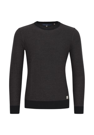 Tmavo šedý sveter s okrúhlym výstrihom vyrobený z mäkkej tkaniny, s dlhými rukávmi a rebrovanými manžetami a lemom. Malá logo nášivka v dolnom ľavom rohu.