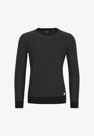 Tmavo šedý sveter s okrúhlym výstrihom vyrobený z mäkkej tkaniny, s dlhými rukávmi a rebrovanými manžetami a lemom. Malá logo nášivka v dolnom ľavom rohu.
