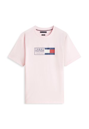 Svetloružové tričko s krátkym rukávom s logom Tommy Hilfiger a obdĺžnikovým motívom vlajky v červenej, bielej a modrej farbe v strede na hrudi.