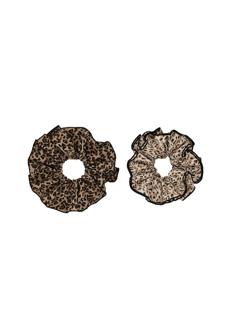 Set di due elastici per capelli; uno con stampa leopardo marrone e l'altro in beige chiaro con macchie scure. Entrambi presentano bordi arricciati neri.