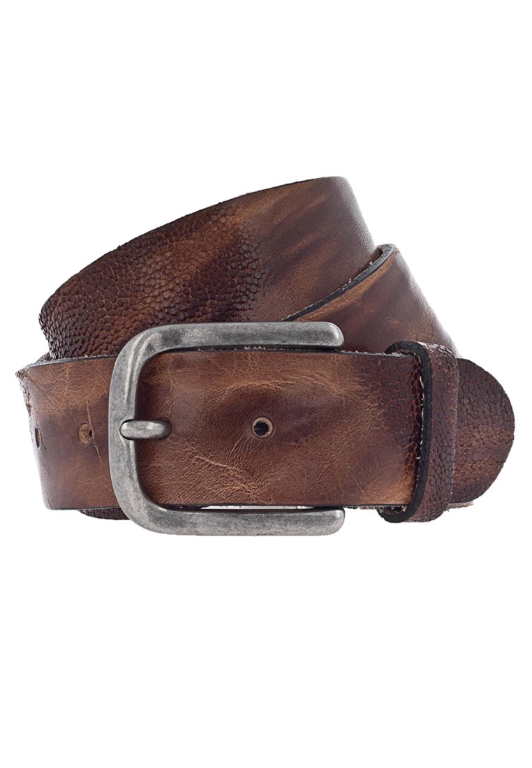 Bruine leren riem met een gestructureerde afwerking, voorzien van een zilveren metalen gesp en zichtbare stiksels.