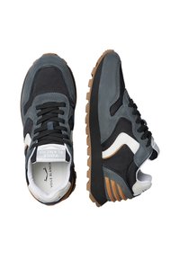 Un paio di sneakers in camoscio grigio e nero con dettagli bianchi, lacci neri e suole brown rigate, mostrati in vista superiore e laterale.