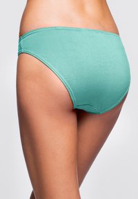 Slip bikini verde acqua, realizzato in tessuto morbido. Presenta un design semplice con bordi elastici e un taglio a vita media per comfort e vestibilità.