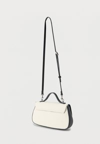 Λευκή και μαύρη δομημένη τσάντα χειρός με καπάκι κλεισίματος, κοντή λαβή στην κορυφή και μακρύ ρυθμιζόμενο ιμάντα. Υλικό από δέρμα με υφή.