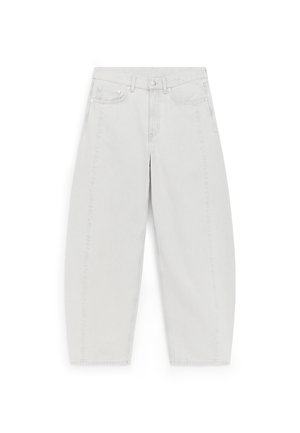 Jean blanc taille haute à jambes larges, avec bouton et fermeture éclair à l'avant, passants pour ceinture et design à cinq poches.