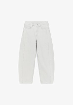 Jean blanc taille haute à jambes larges, avec bouton et fermeture éclair à l'avant, passants pour ceinture et design à cinq poches.