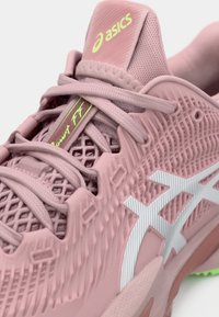 Αθλητικό παπούτσι σε ανοιχτό ροζ απόχρωση με υφασμάτινη επένδυση, λευκό λογότυπο και έντονες πράσινες λεπτομέρειες. Διαθέτει στρογγυλή μύτη και μαλακή σόλα.