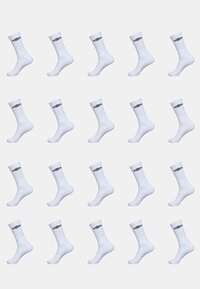 Chaussettes blanches en tissu, avec une bordure côtelée et un logo noir sur le côté, affichées dans un motif répété.