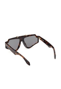 Occhiali da sole aviatori tartarugati con lenti scure e stanghette larghe, inclinati per mostrare i dettagli frontali e laterali su sfondo bianco.