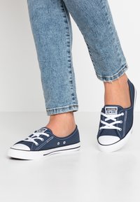 Converse CHUCK TAYLOR ALL STAR BALLET LACE - Παπούτσια χωρίς κορδόνια - navy/white/black