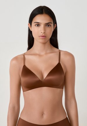 Soutien-gorge en satin brun avec une texture lisse, présentant un décolleté en V profond et des fines bretelles réglables, conçu pour un look minimaliste.