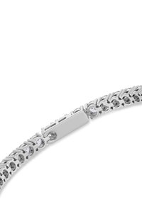 Bracciale in metallo argento con anelli circolari intrecciati e gemme trasparenti. Presenta una chiusura rettangolare liscia per una chiusura sicura.